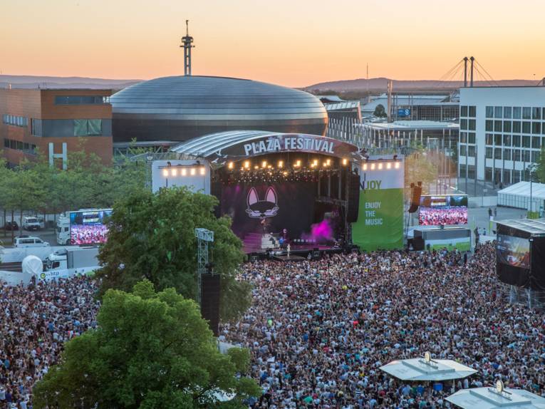 Tausende Menschen sind vor einer Bühne auf der Expo-Plaza versammelt.
